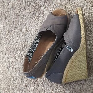 Tom's gray canvas wedges